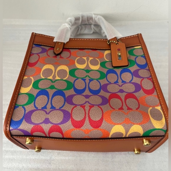 New Coach Field Tote 22 in Rainbow 🌈 signature canvas - Picture 7 of 8